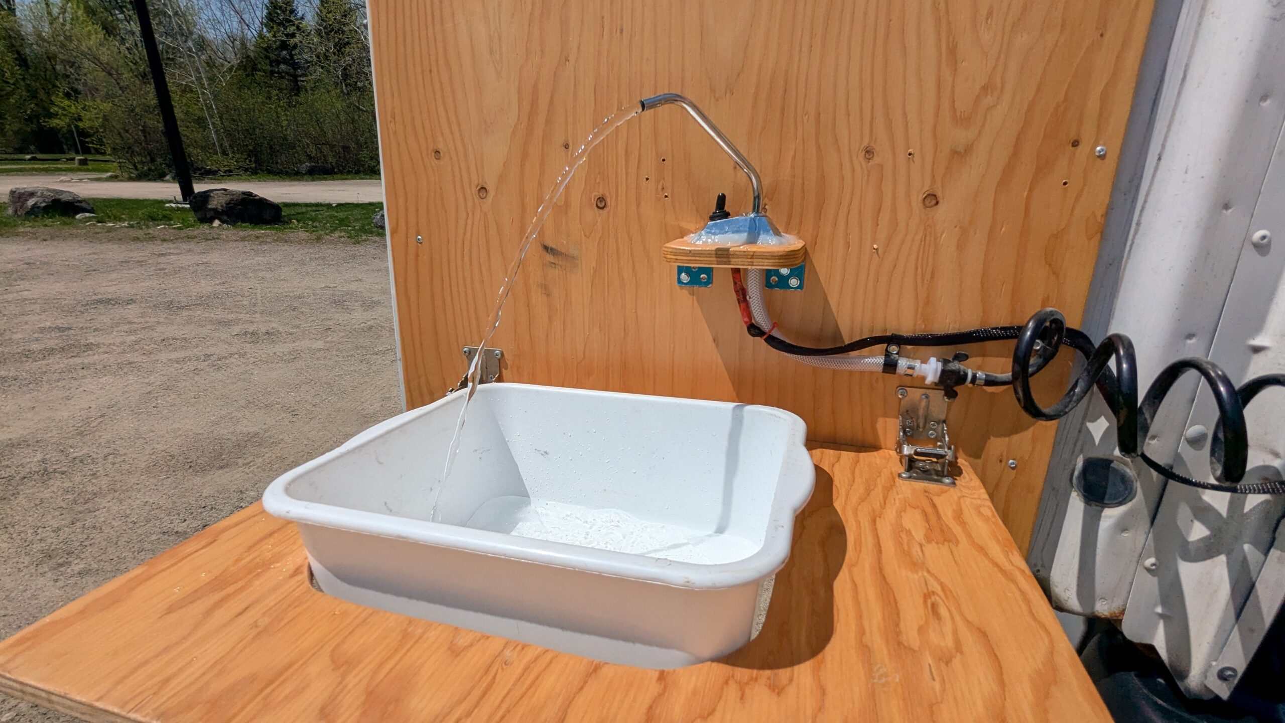Electric water supply with removable sink