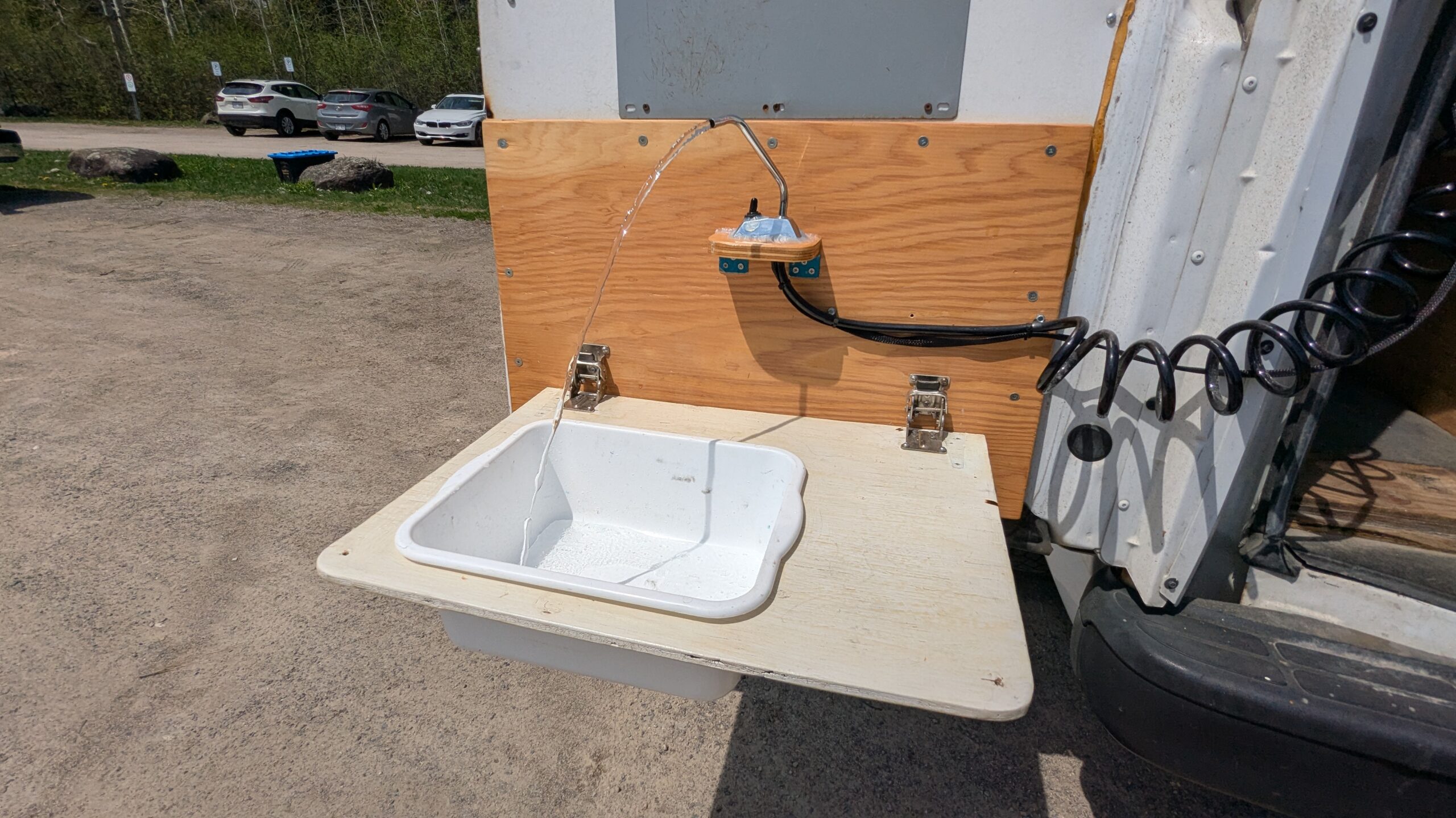 A removable sink with a +100 liter tank and a power supply