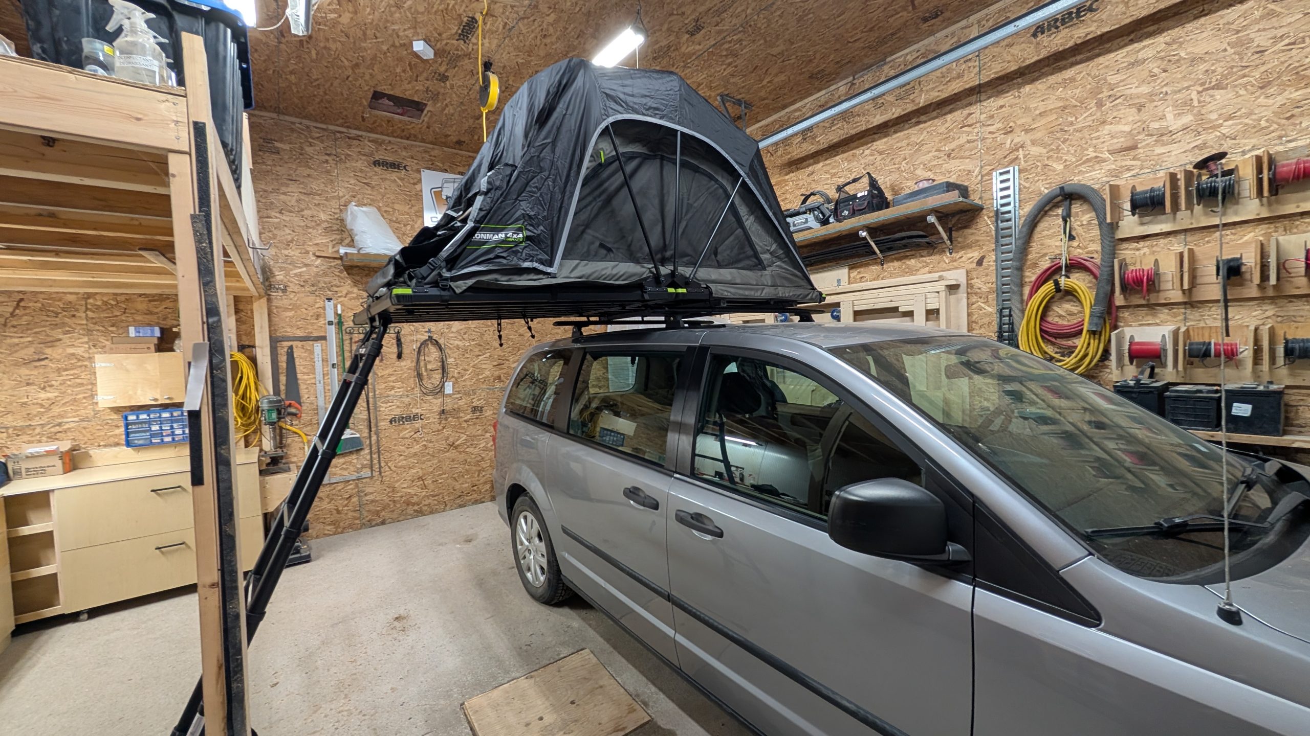 Tente installée avec support d'échelle