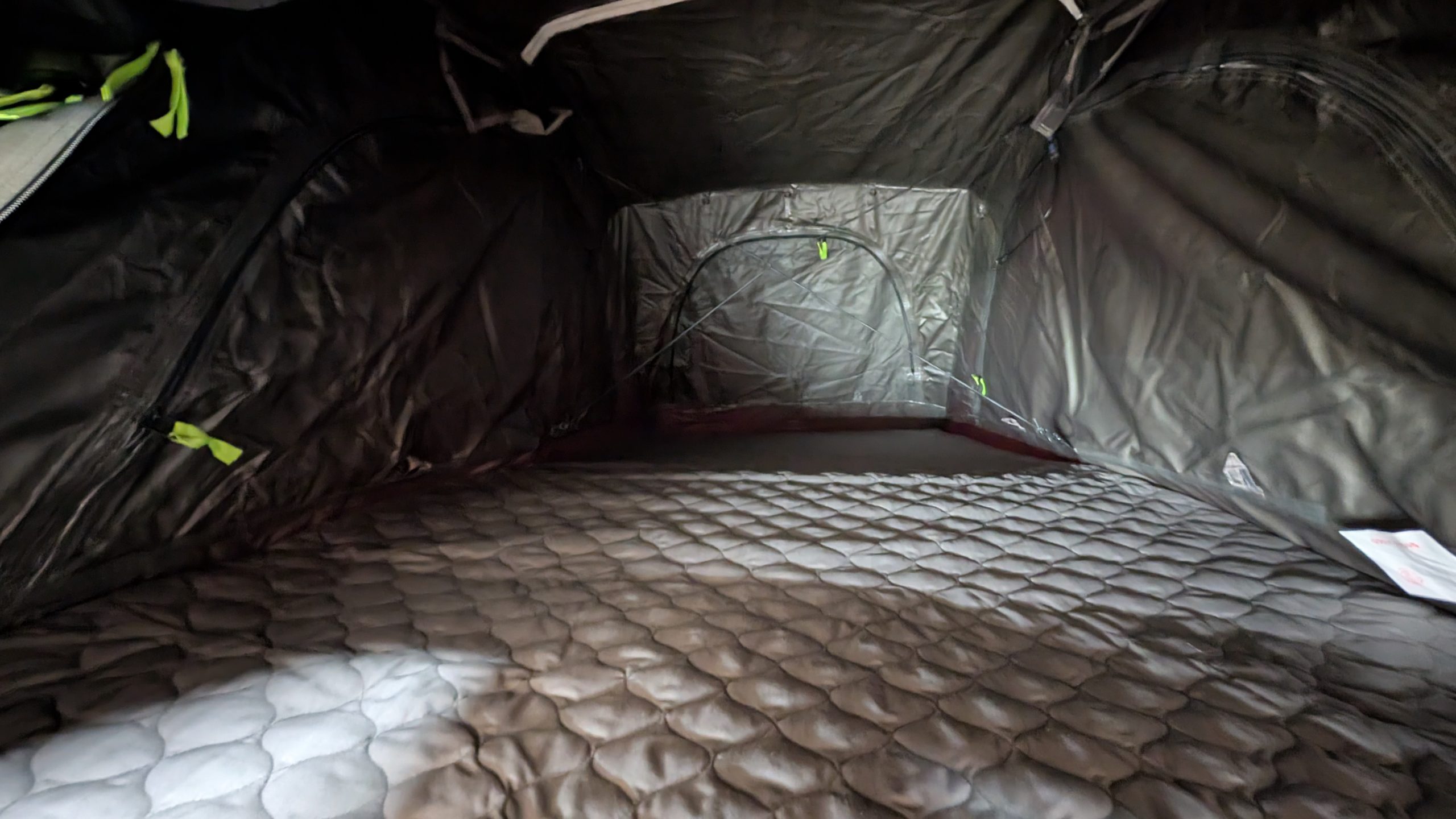 Intérieur de la tente de toit avec matelas standard double